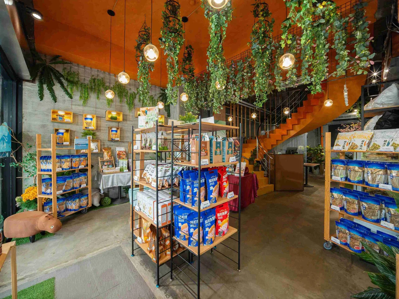TOGO 伴手禮店內部，陳列高雄在地特產